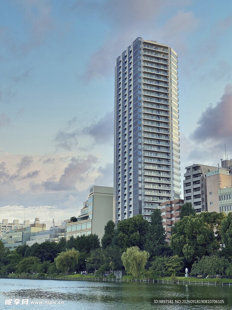 湖畔高楼城市景观