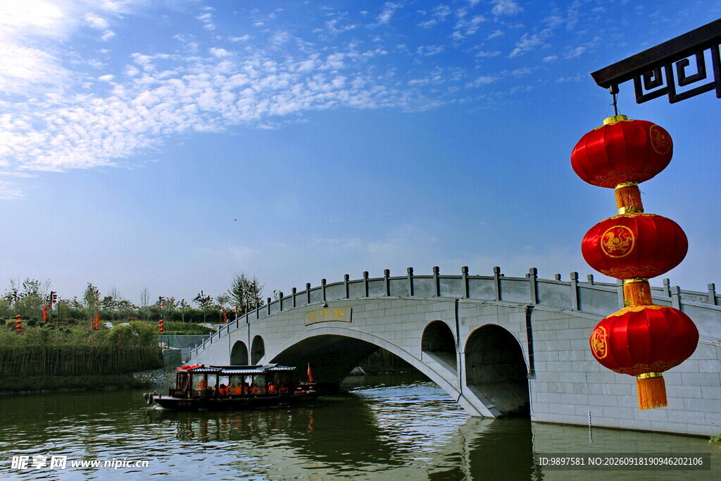 古桥河畔挂红灯笼美景