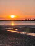 夕阳下的静谧海滩美景