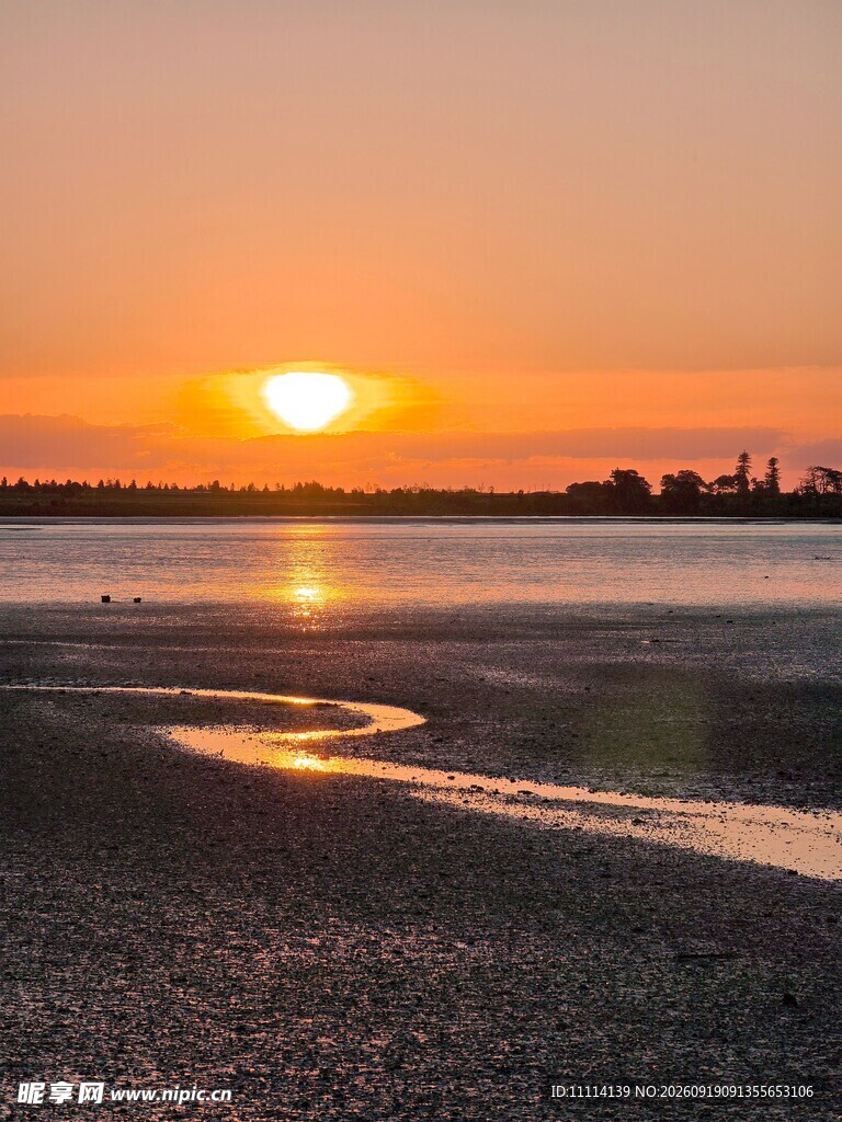 夕阳下的静谧海滩美景