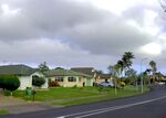 宁静街道旁的温馨住宅区