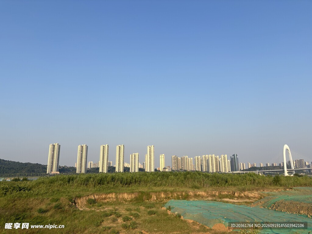 城市远景与开阔绿地景观