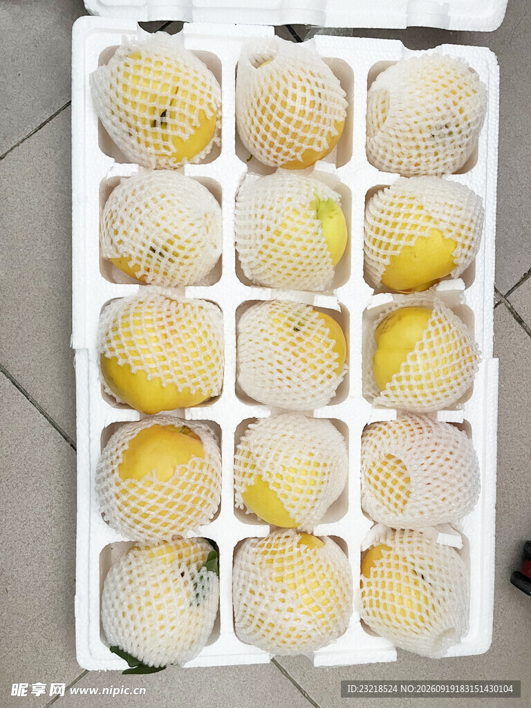 盒装黄色水果整齐摆放