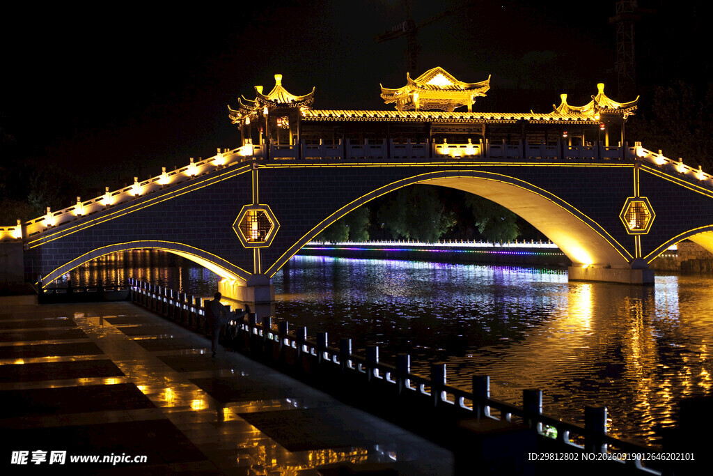 古桥夜景璀璨灯光映河面