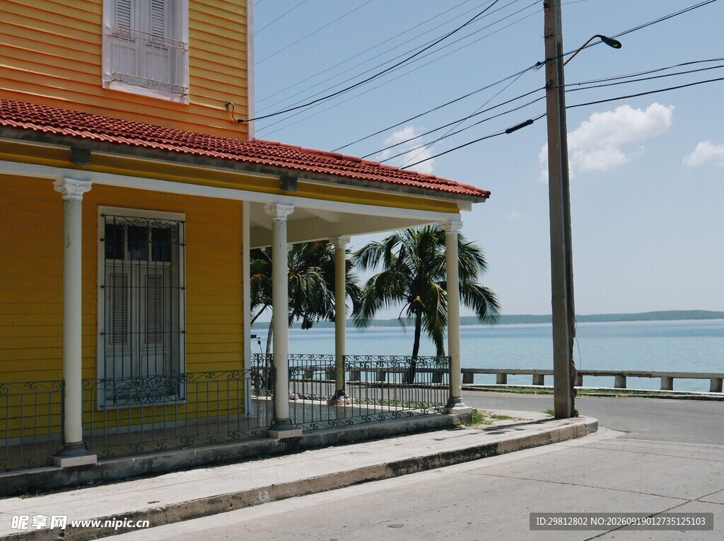 海滨黄色小屋街景