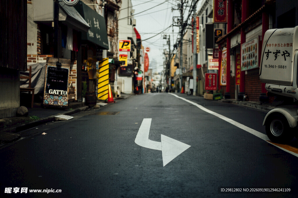 城市街道上的白色左转箭头