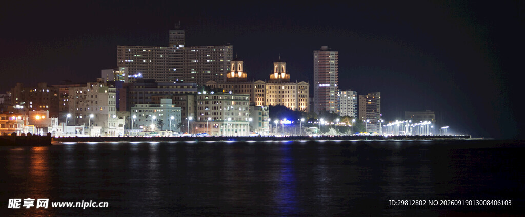 城市夜景璀璨灯火映海面