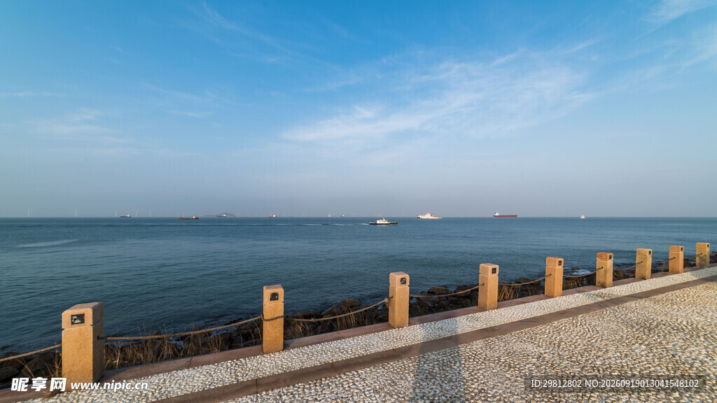 海边护栏景致