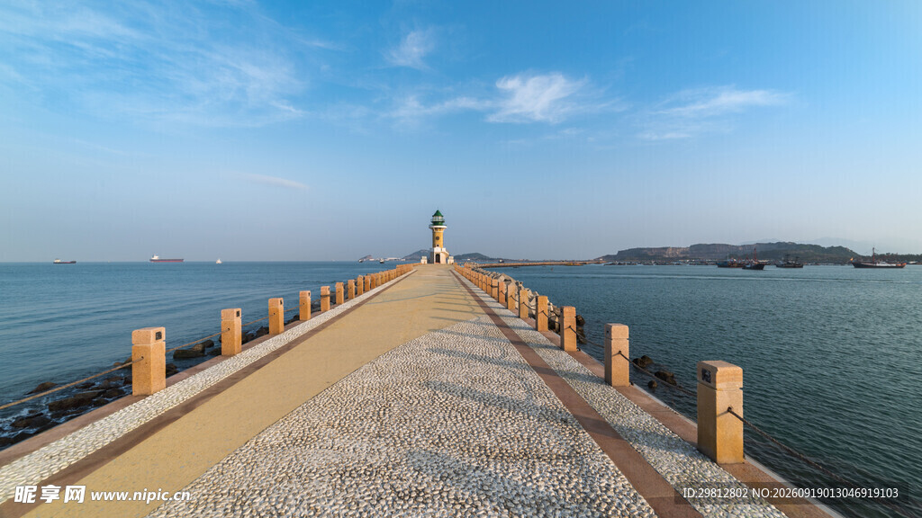 海边长堤伸向蓝天碧海