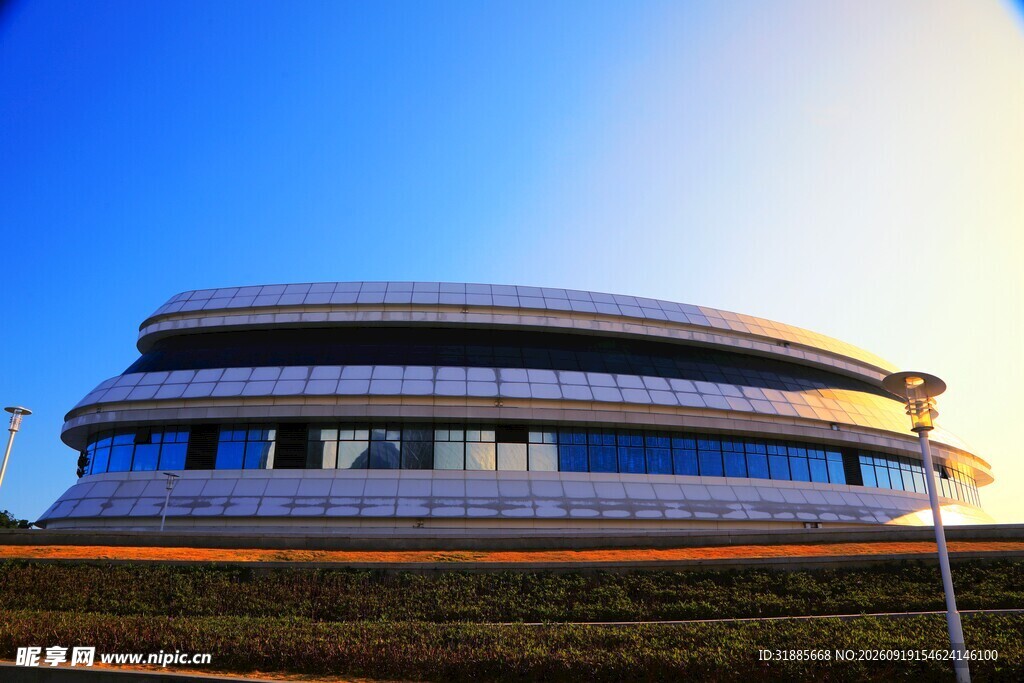 现代风格的大型建筑外观