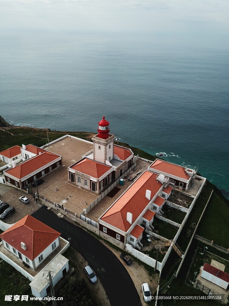 海岸边红顶建筑群与灯塔