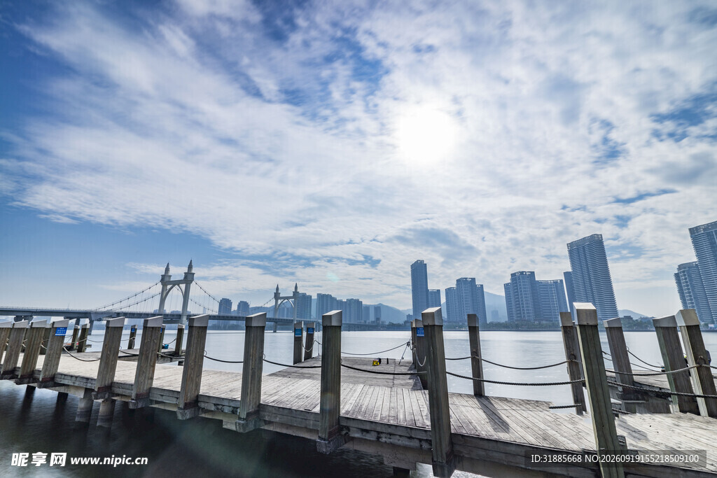 海滨城市码头风光