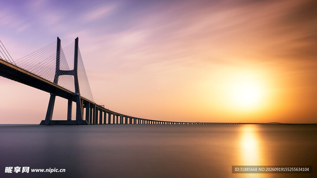 夕阳下的跨海大桥美景