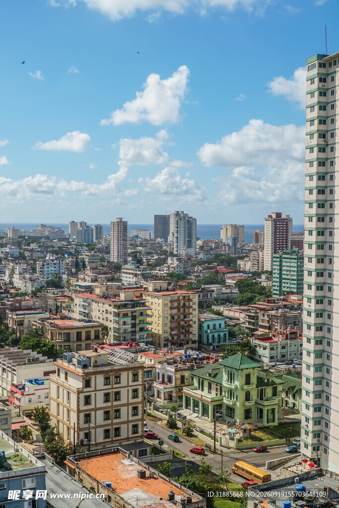 城市天际线与多彩建筑景观