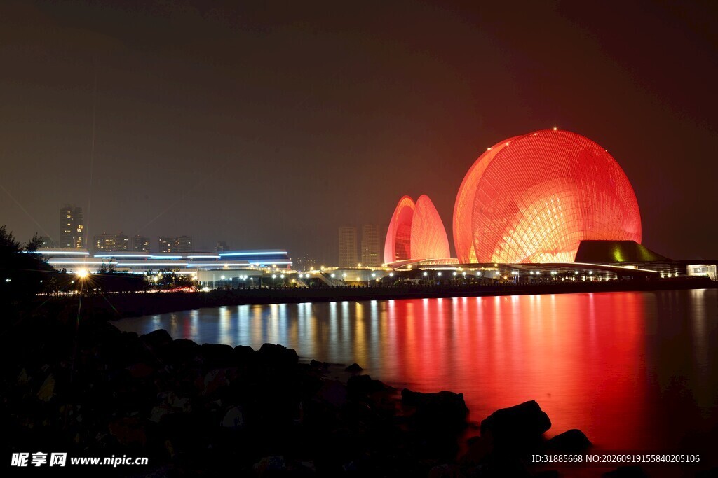 深圳湾夜景中的绚丽建筑