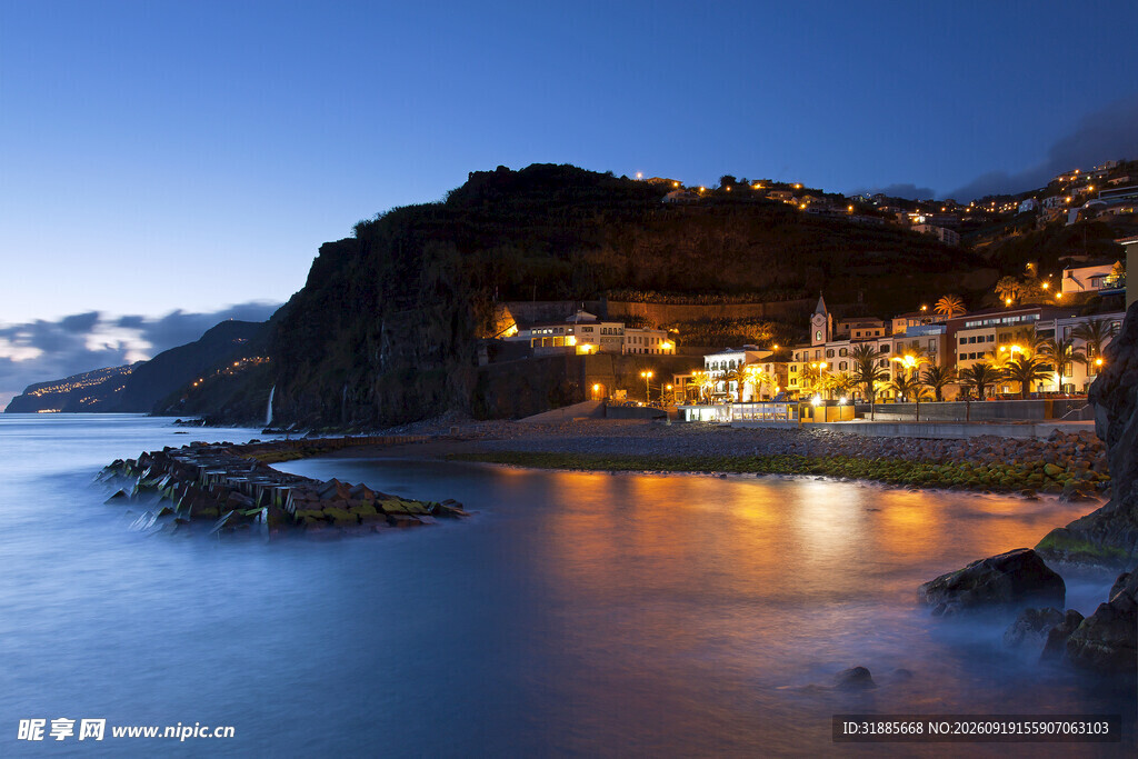 海边小镇夜景宁静美好