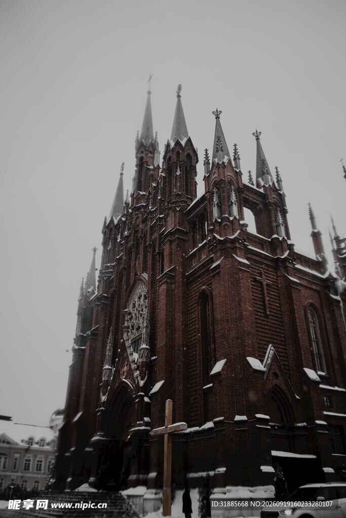 雪中宏伟的哥特式建筑