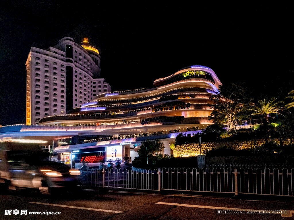城市璀璨夜景中的建筑