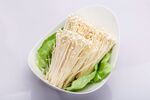 碗中鲜美的金针菇与生菜