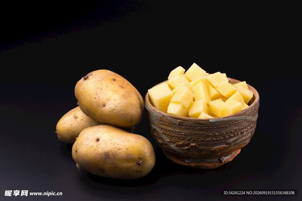 新鲜土豆与土豆块展示