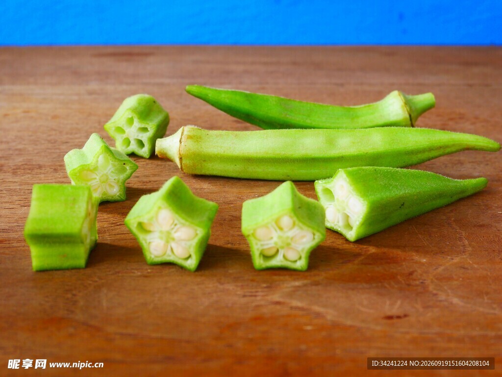 案板上的切段新鲜秋葵