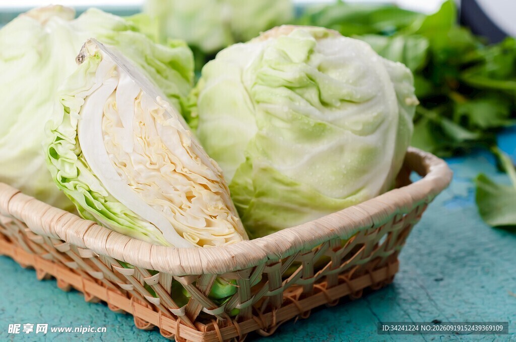篮子里的新鲜卷心菜