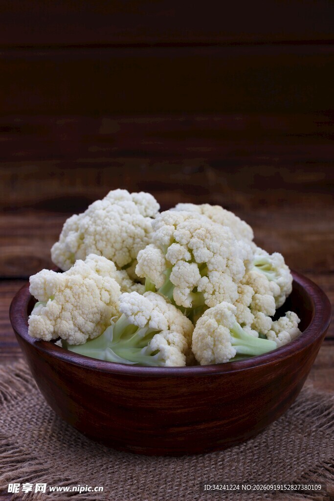 碗中新鲜花椰菜