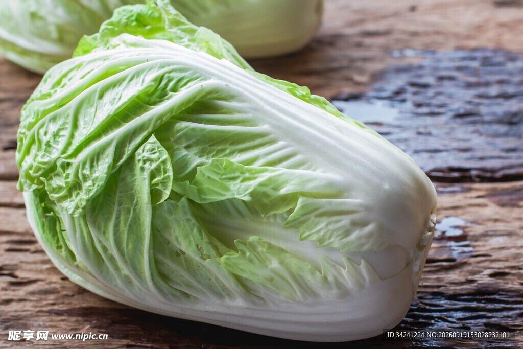 新鲜大白菜摆放在木桌上