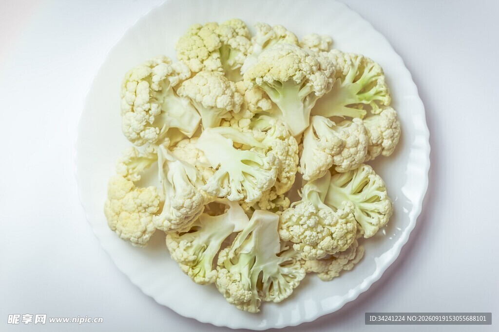 白色盘子里的新鲜花椰菜