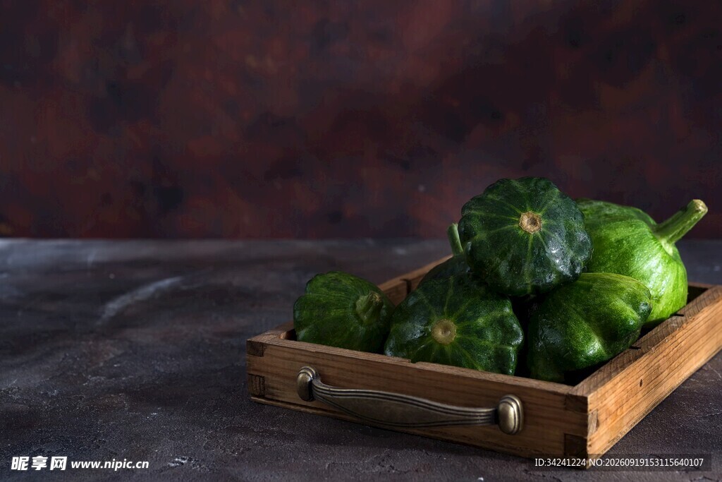木盒中的新鲜绿色蔬菜