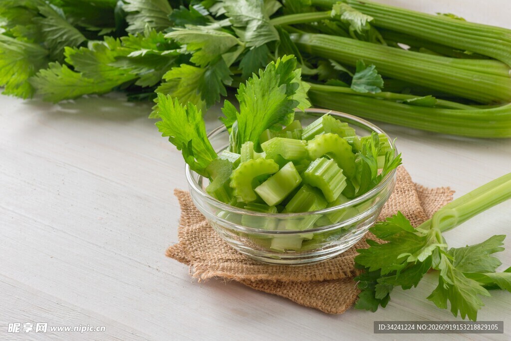 新鲜芹菜段翠绿诱人