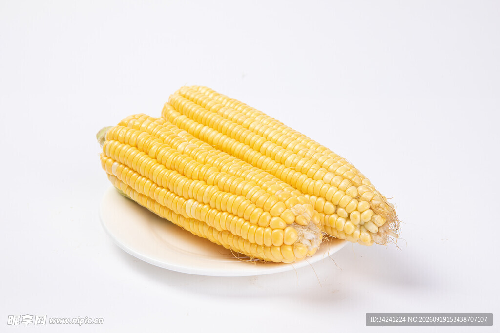 白盘上的两根新鲜玉米