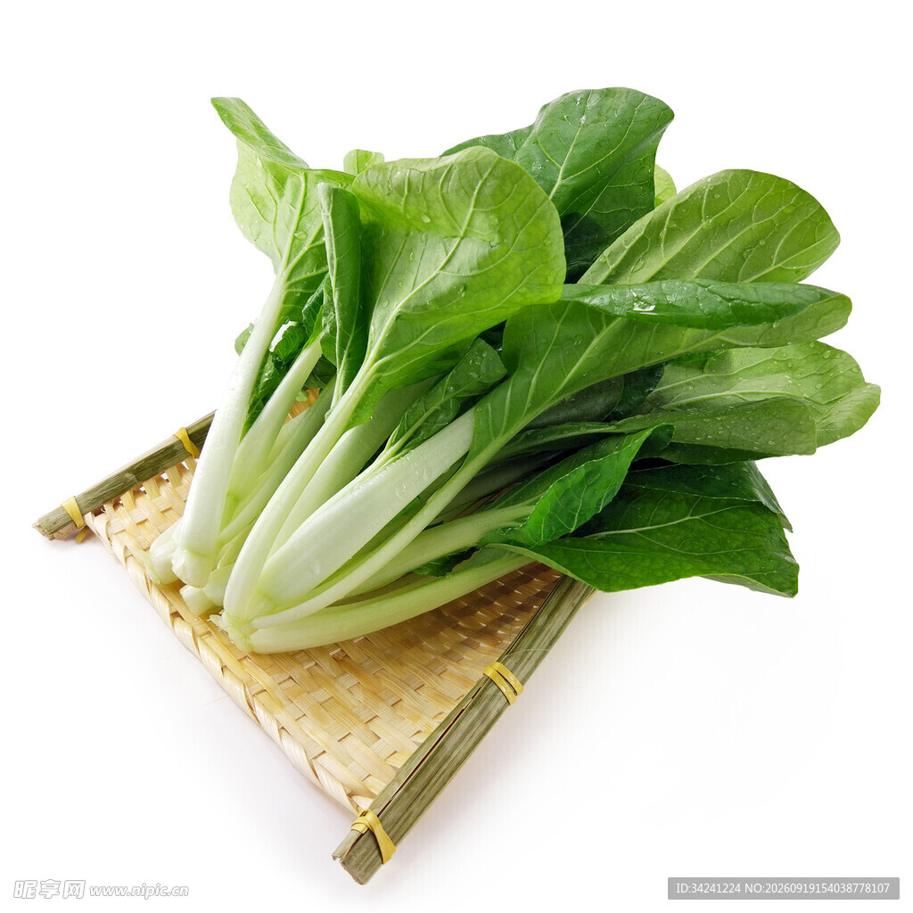 新鲜青菜摆放在竹制托盘上