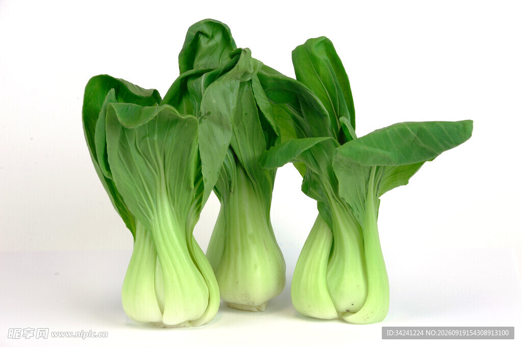 新鲜翠绿的三颗青菜