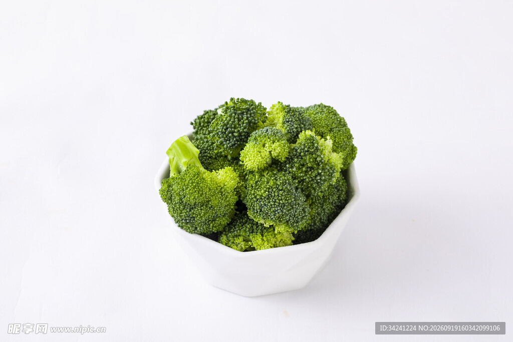 白碗中的新鲜西兰花