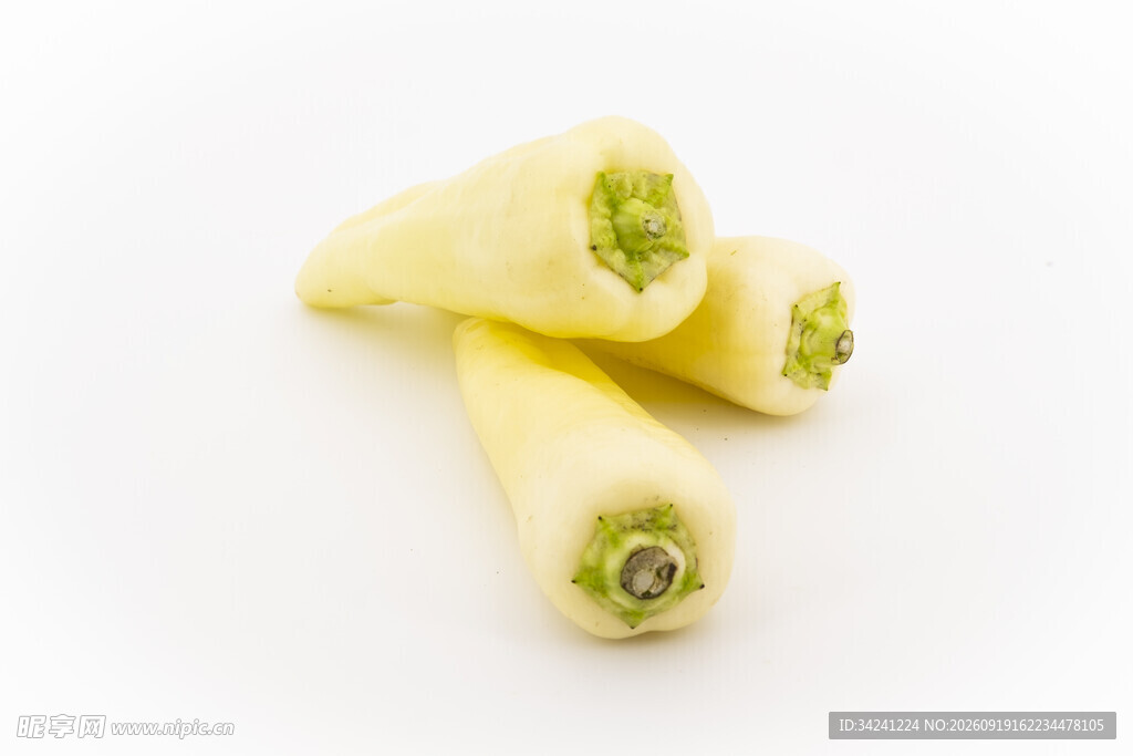三根嫩白新鲜的茭白