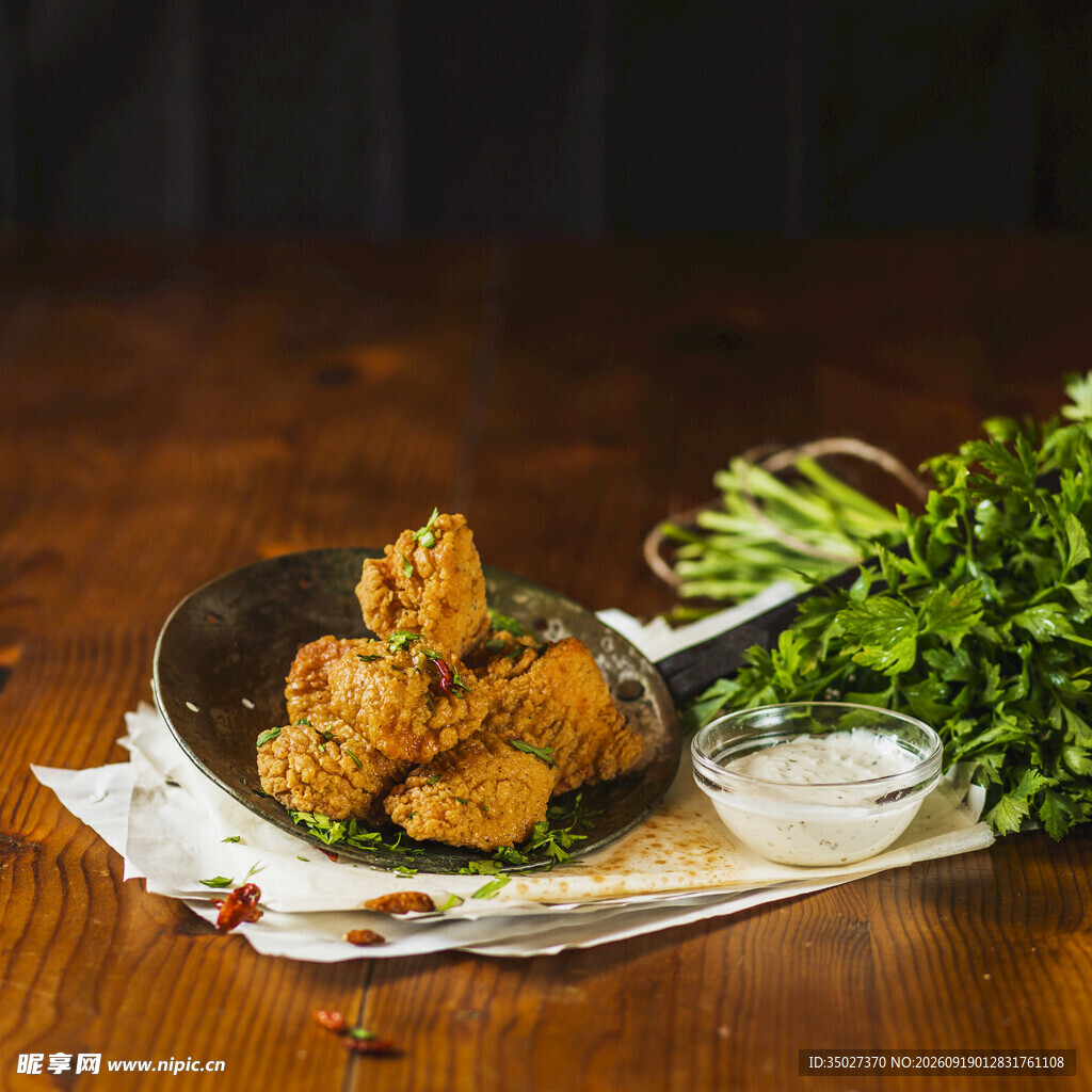 香脆炸鸡配新鲜蔬菜