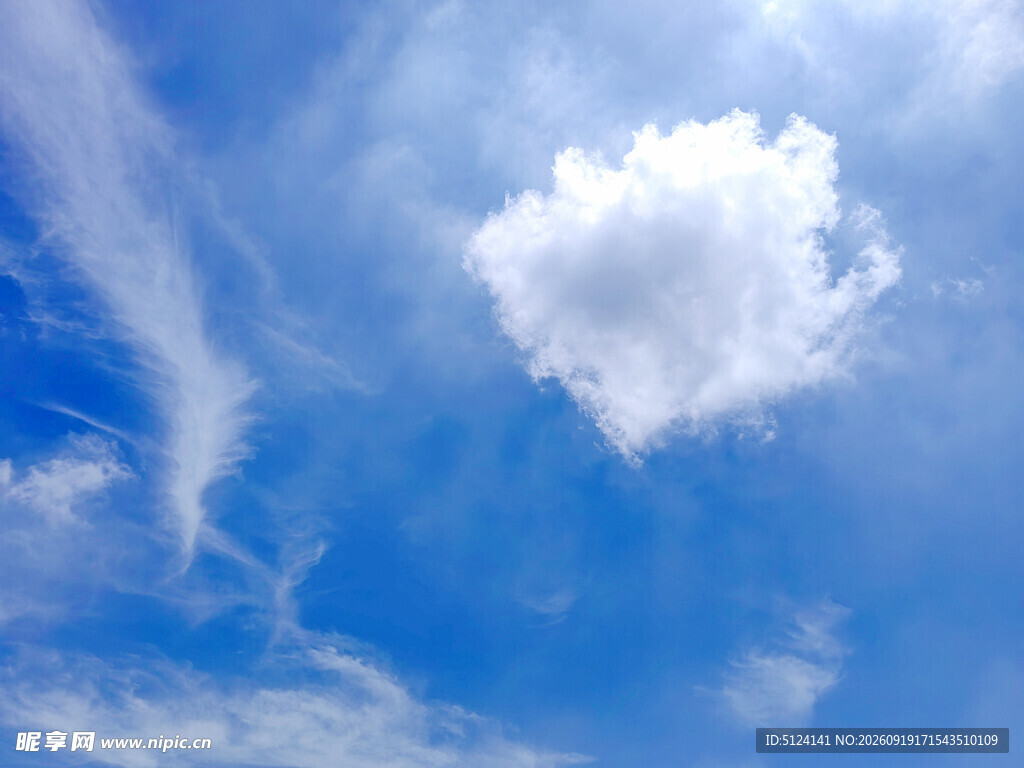 蓝天中的一朵白云