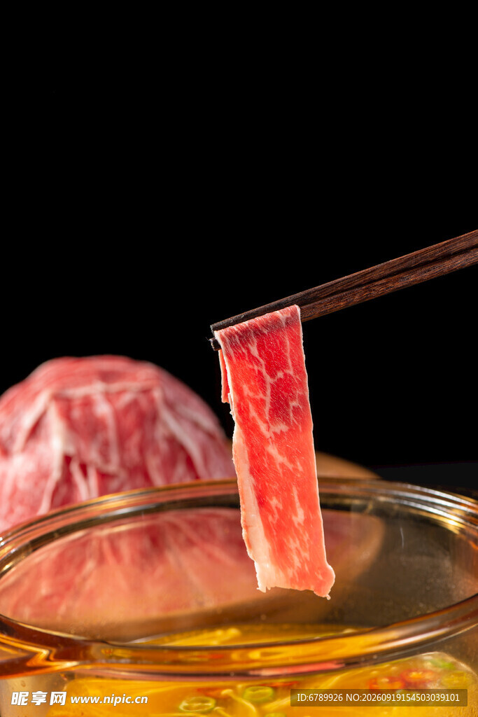 筷子夹起鲜嫩牛肉片