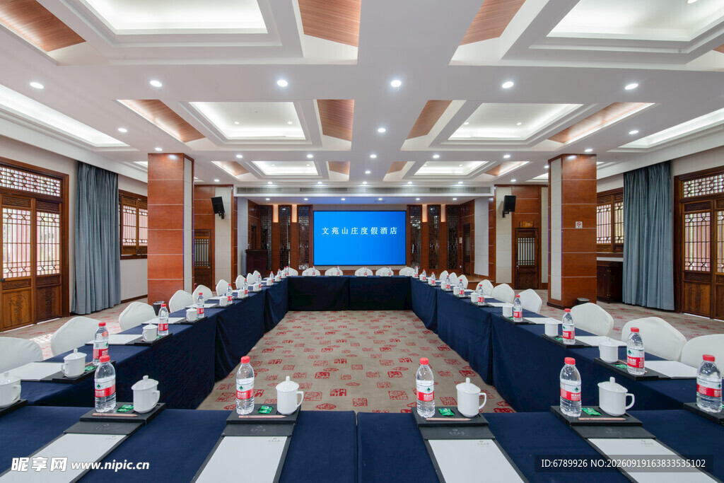 宽敞整洁的现代化会议室