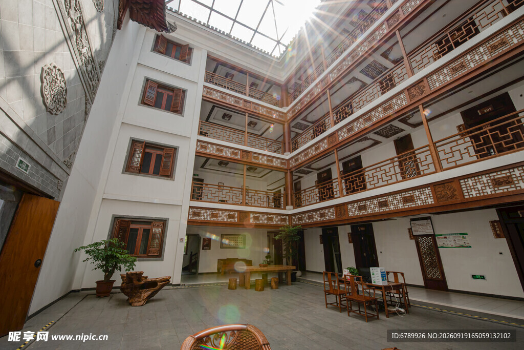复古风格多层室内建筑空间