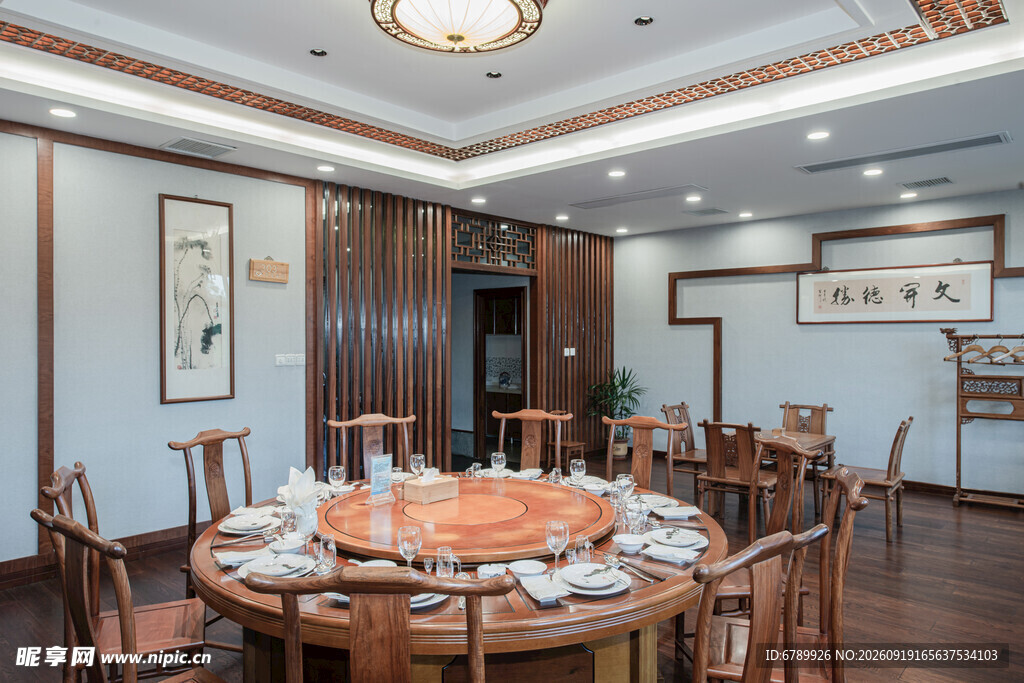 中式典雅餐厅圆桌用餐场景