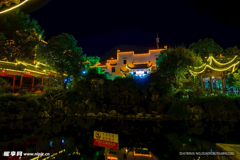 夜晚中式园林璀璨夜景