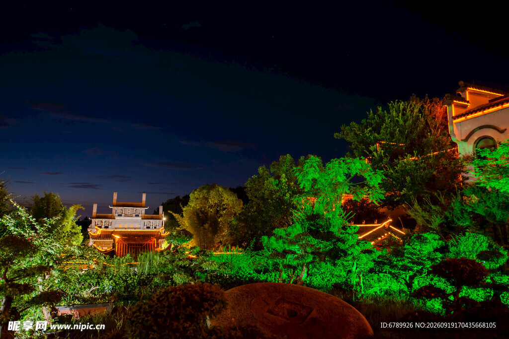 夜晚古建与翠绿灯光景观