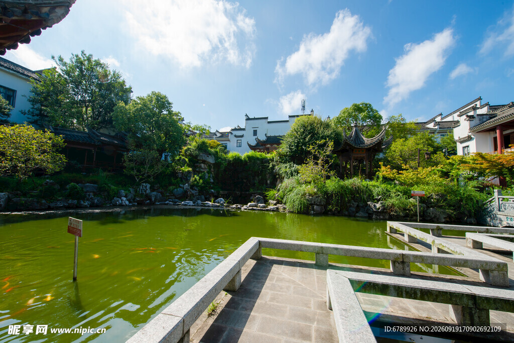 中式园林湖畔美景