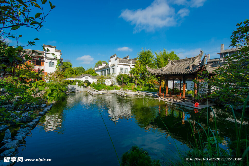 中式园林湖畔美景