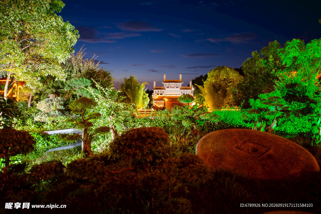 夜间庭院美景