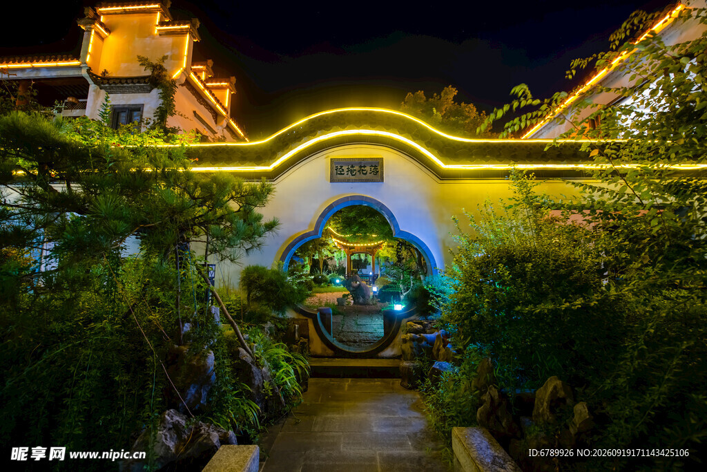 夜间中式庭院景观