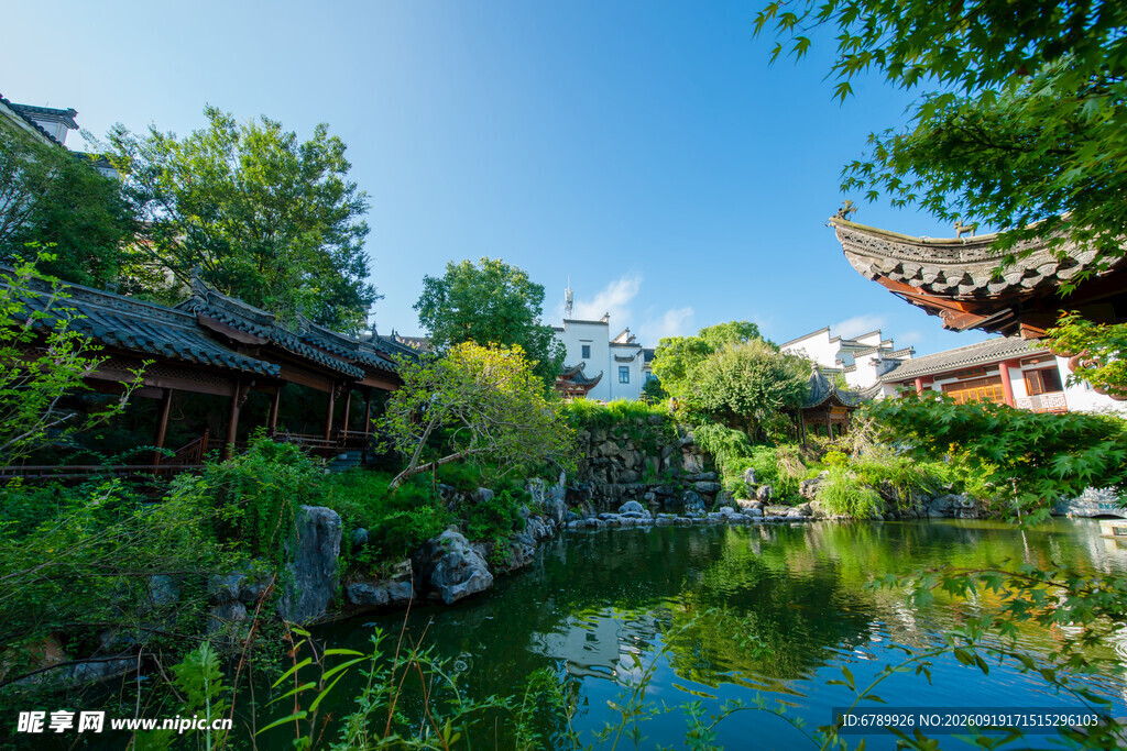 中式园林池塘美景