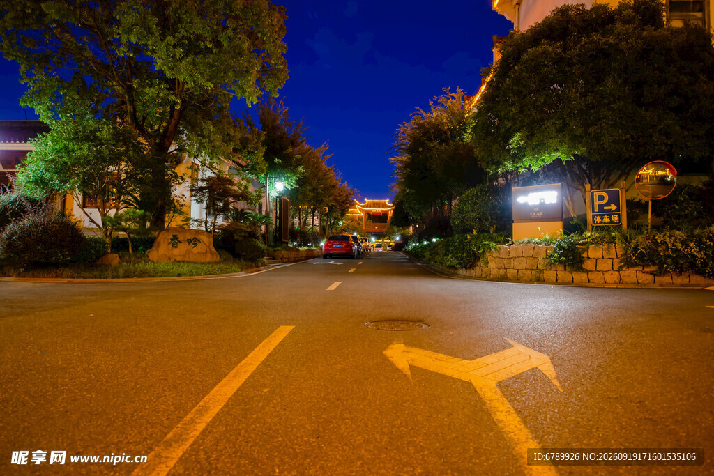 夜晚街道的箭头标识